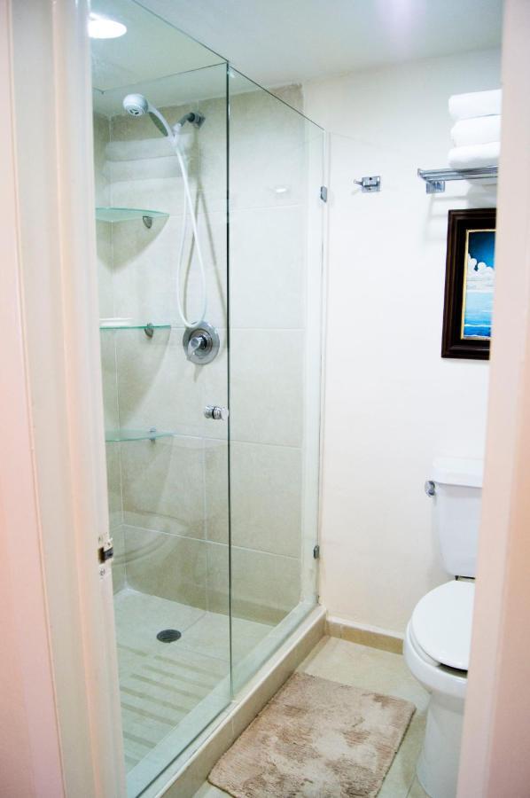 Cancun Beachfront Condo Екстер'єр фото