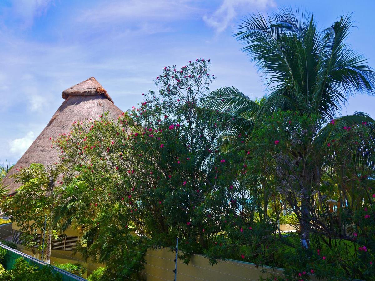 Cancun Beachfront Condo Екстер'єр фото