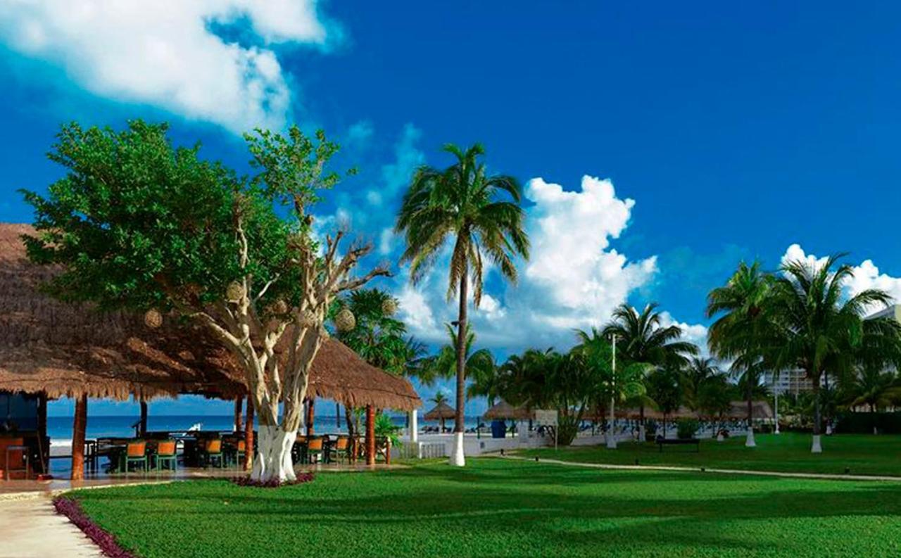 Cancun Beachfront Condo Екстер'єр фото