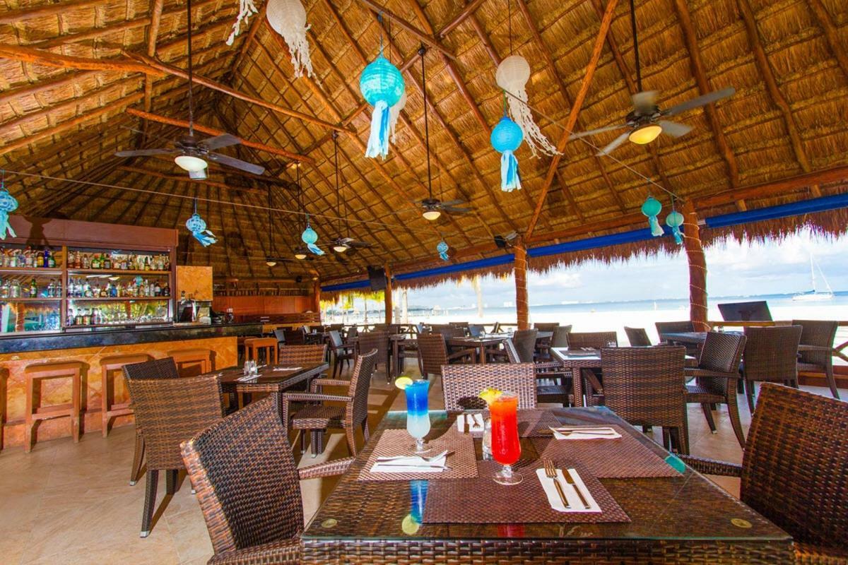 Cancun Beachfront Condo Екстер'єр фото